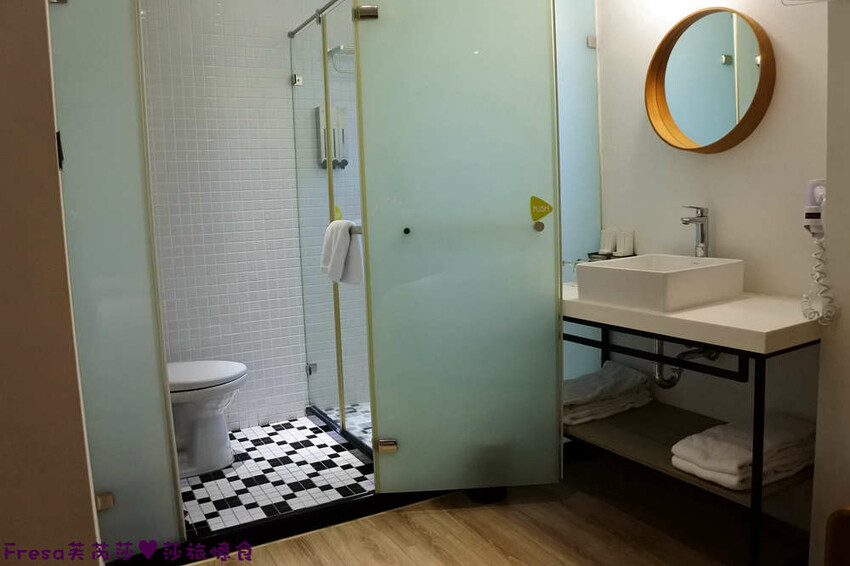 高雄飯店【小承輕旅】美麗島捷運站交通轉乘超方便！舒適溫暖家庭客房.六合夜市步行即抵│高雄青旅│南華商圈 - Fresa芙芮莎♥莎旅憶食