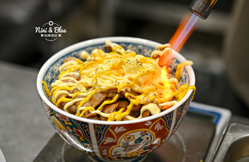 台中大里燒肉丼飯，還有熱湯免費續~對面就有停車場