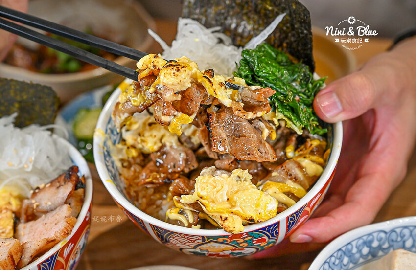 台中大里燒肉丼飯，還有熱湯免費續~對面就有停車場