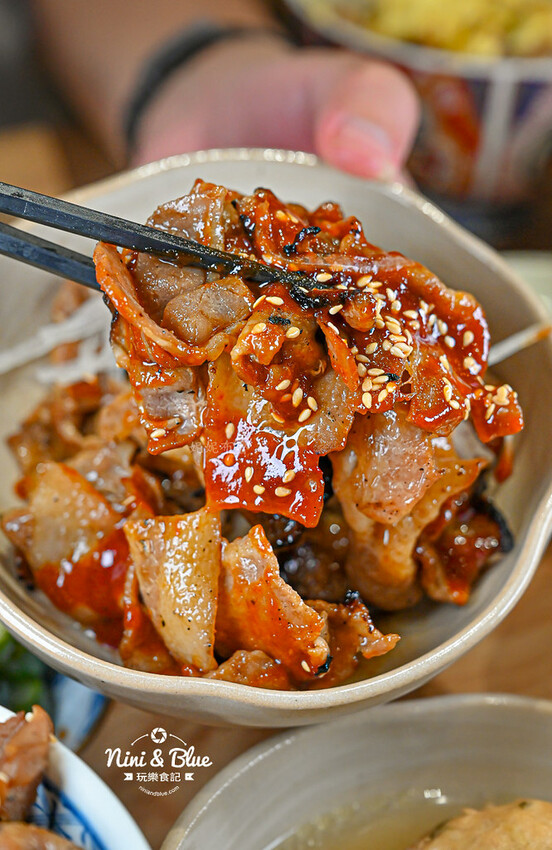 台中大里燒肉丼飯，還有熱湯免費續~對面就有停車場