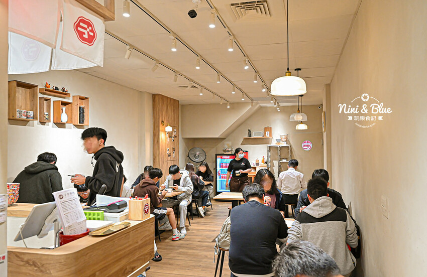 台中大里燒肉丼飯，還有熱湯免費續~對面就有停車場
