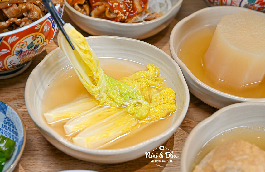台中大里燒肉丼飯，還有熱湯免費續~對面就有停車場