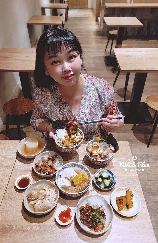 台中大里燒肉丼飯，還有熱湯免費續~對面就有停車場