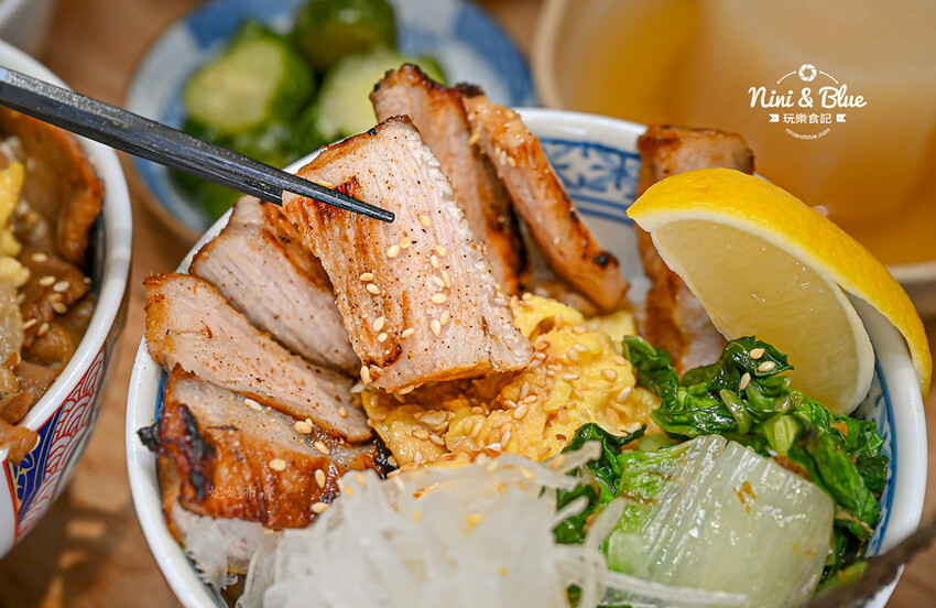 台中大里燒肉丼飯，還有熱湯免費續~對面就有停車場