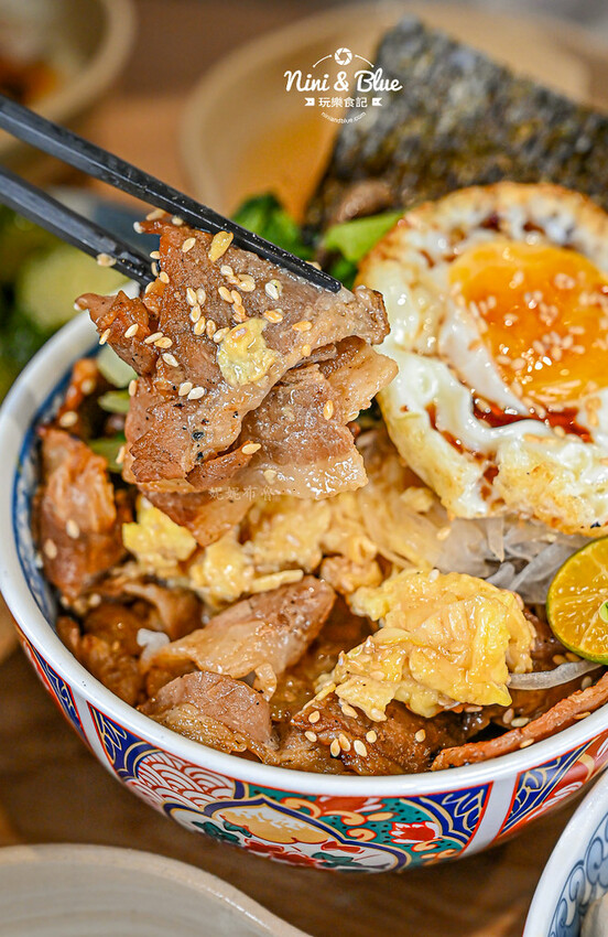 台中大里燒肉丼飯，還有熱湯免費續~對面就有停車場