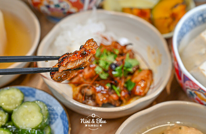 台中大里燒肉丼飯，還有熱湯免費續~對面就有停車場