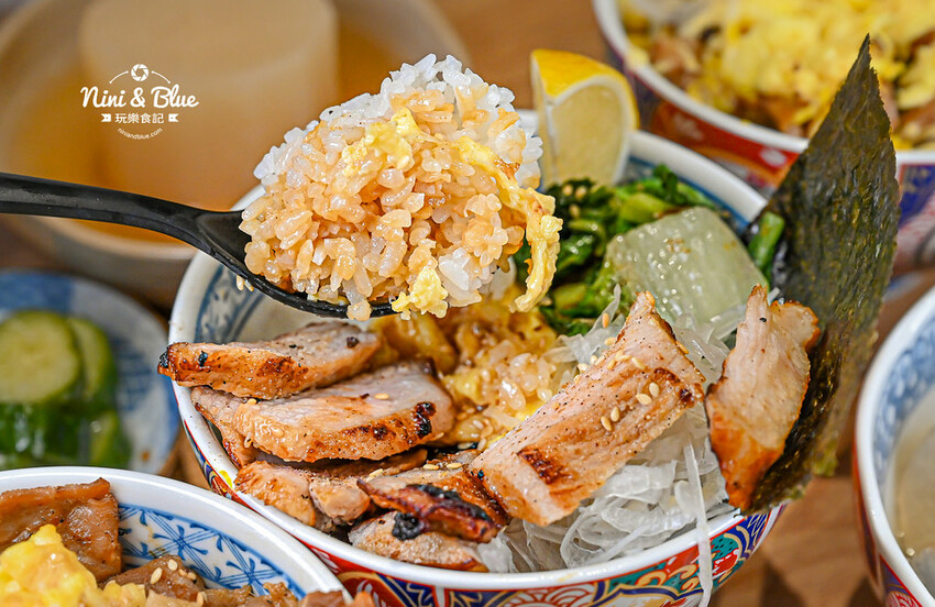 台中大里燒肉丼飯，還有熱湯免費續~對面就有停車場