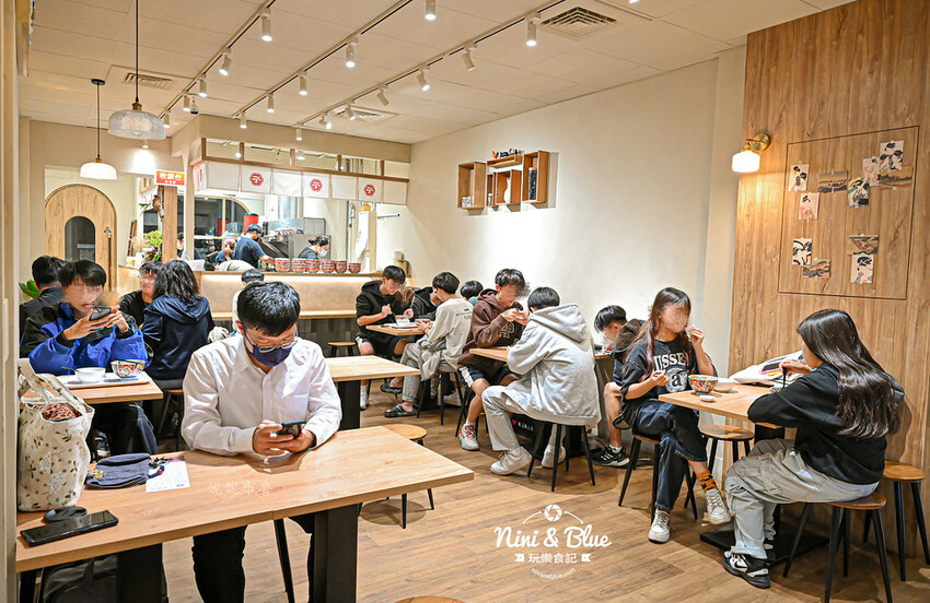 台中大里燒肉丼飯，還有熱湯免費續~對面就有停車場