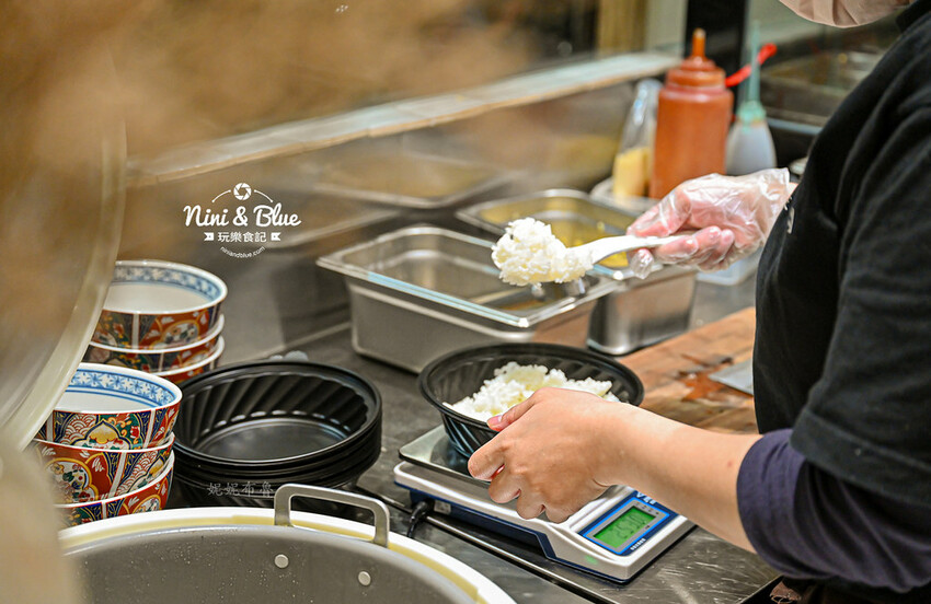 台中大里燒肉丼飯，還有熱湯免費續~對面就有停車場