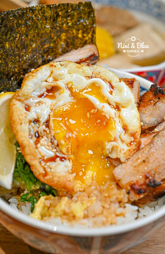 台中大里燒肉丼飯，還有熱湯免費續~對面就有停車場