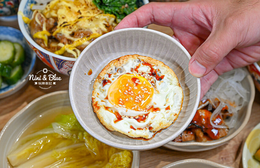 台中大里燒肉丼飯，還有熱湯免費續~對面就有停車場