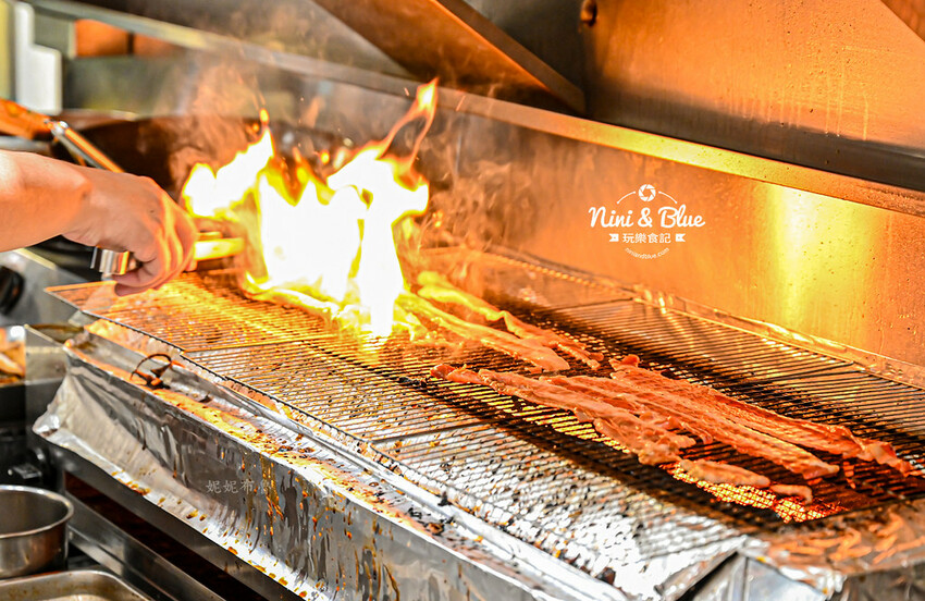 台中大里燒肉丼飯，還有熱湯免費續~對面就有停車場