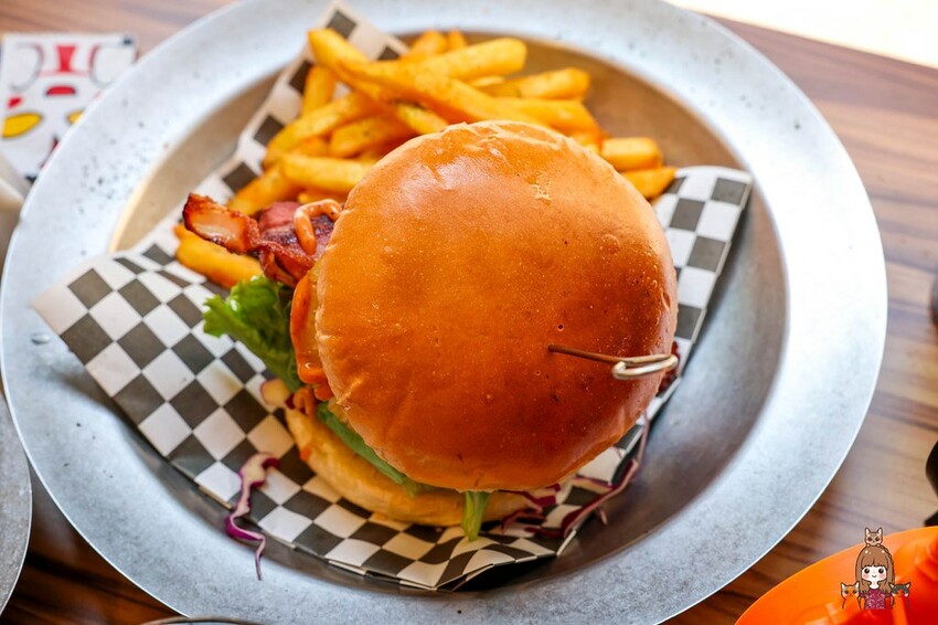 【台北美食】Retro House 美式餐廳，信義區美式漢堡推薦