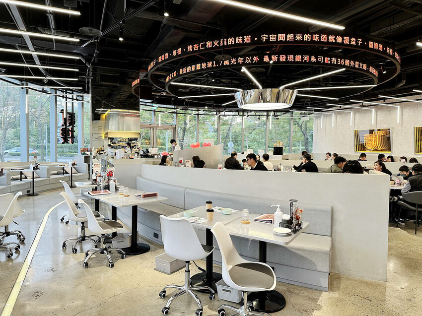 亞東醫院美食推薦，貳樓板橋店，板橋寵物友善餐廳，科技感裝潢，