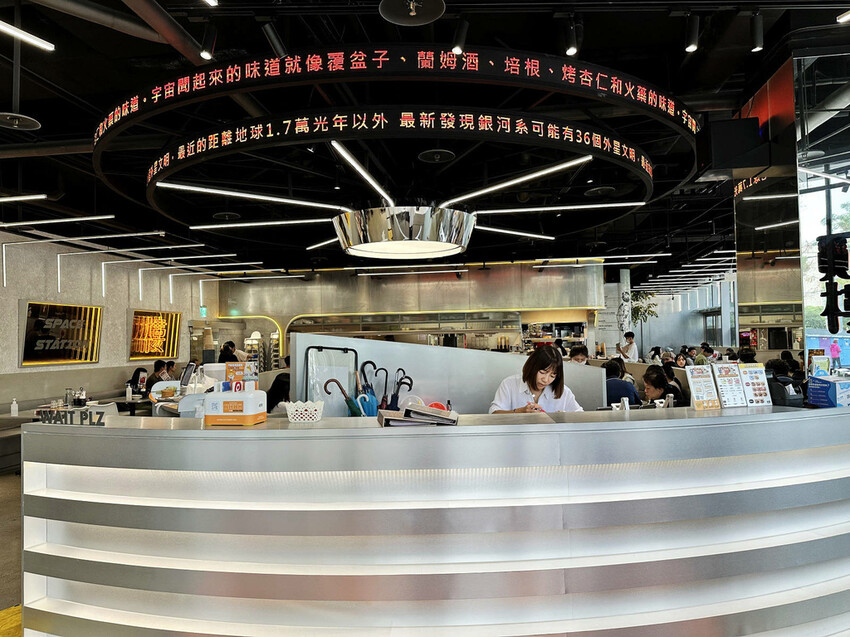 亞東醫院美食推薦，貳樓板橋店，板橋寵物友善餐廳，科技感裝潢，