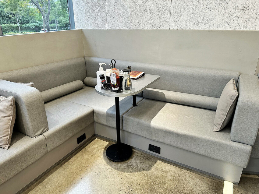 亞東醫院美食推薦，貳樓板橋店，板橋寵物友善餐廳，科技感裝潢，