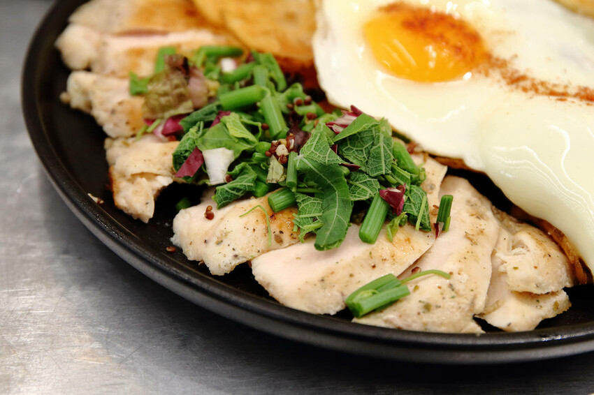 亞東醫院美食推薦，貳樓板橋店，板橋寵物友善餐廳，科技感裝潢，