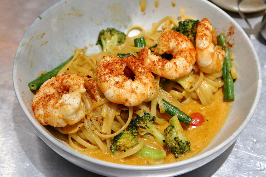 亞東醫院美食推薦，貳樓板橋店，板橋寵物友善餐廳，科技感裝潢，