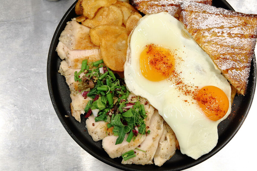 亞東醫院美食推薦，貳樓板橋店，板橋寵物友善餐廳，科技感裝潢，