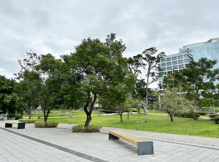亞東醫院美食推薦，貳樓板橋店，板橋寵物友善餐廳，科技感裝潢，