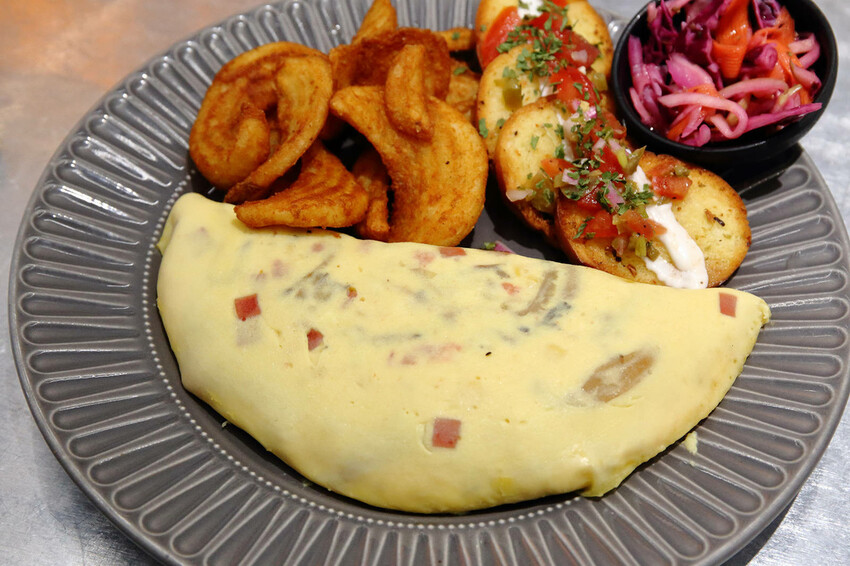 亞東醫院美食推薦，貳樓板橋店，板橋寵物友善餐廳，科技感裝潢，