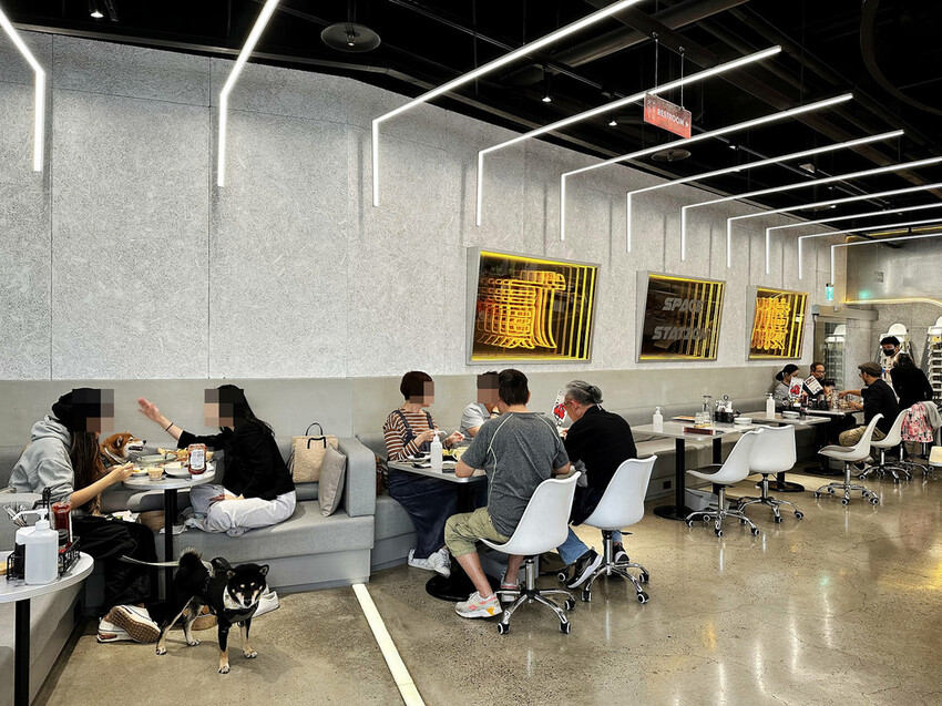 亞東醫院美食推薦，貳樓板橋店，板橋寵物友善餐廳，科技感裝潢，