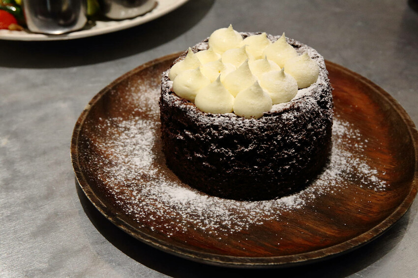 亞東醫院美食推薦，貳樓板橋店，板橋寵物友善餐廳，科技感裝潢，