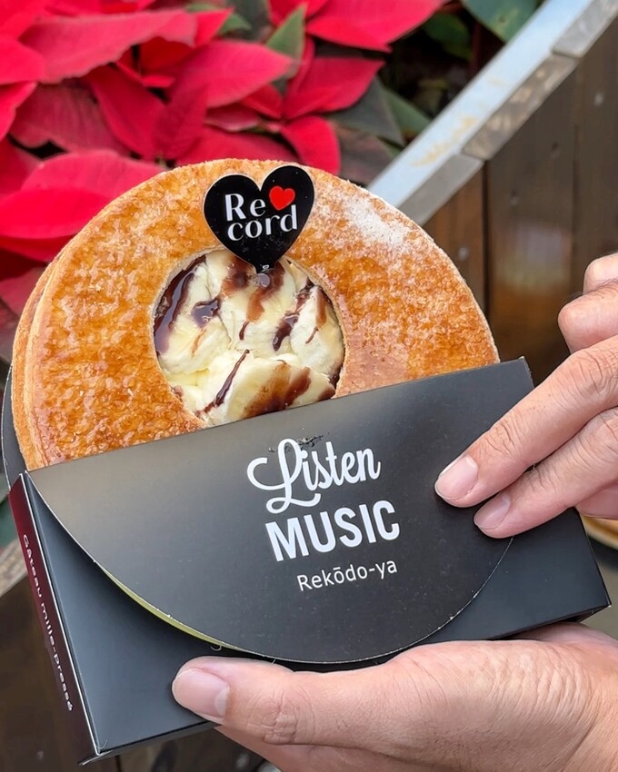 日本超人氣打卡美食「唱片行千層酥」插旗新竹巨城啦！免出國就能吃到！入口充滿奶香的酥脆口感，與濃濃焦糖香層層交疊，真的吃一次就愛上！ - 阿華田的美食日記