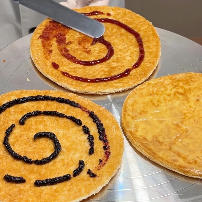 日本超人氣打卡美食「唱片行千層酥」插旗新竹巨城啦！免出國就能吃到！入口充滿奶香的酥脆口感，與濃濃焦糖香層層交疊，真的吃一次就愛上！ - 阿華田的美食日記