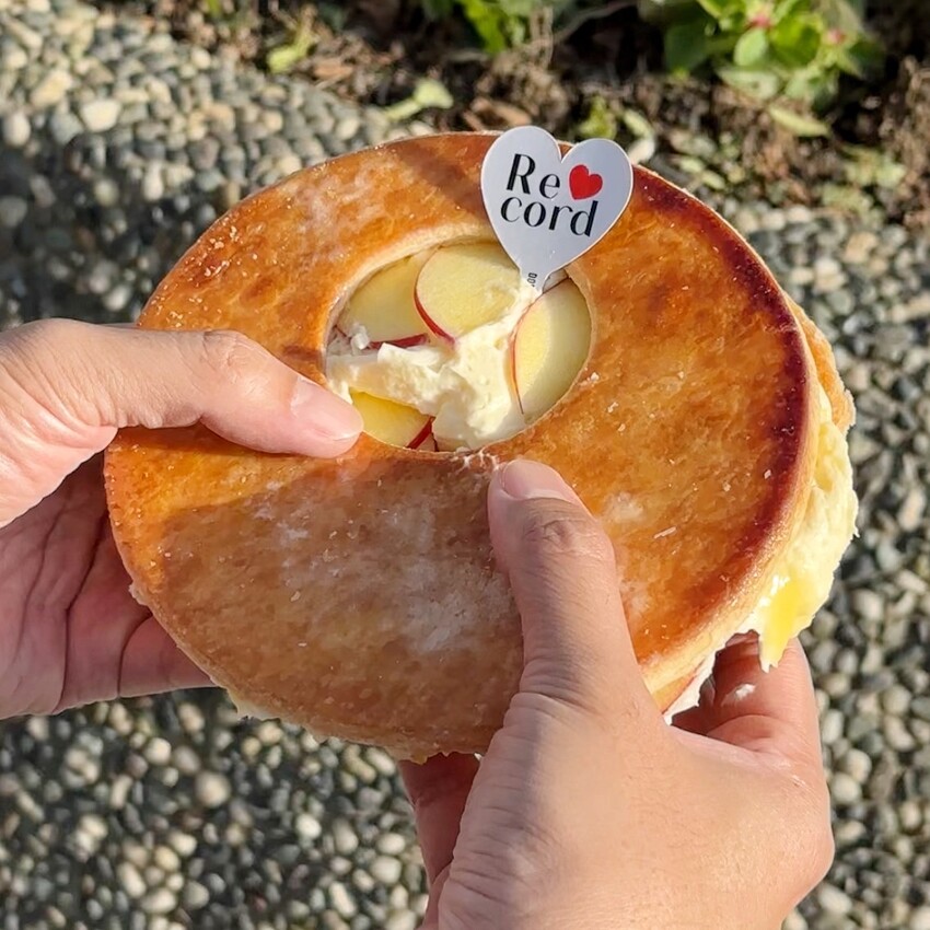 日本超人氣打卡美食「唱片行千層酥」插旗新竹巨城啦！免出國就能吃到！入口充滿奶香的酥脆口感，與濃濃焦糖香層層交疊，真的吃一次就愛上！ - 阿華田的美食日記