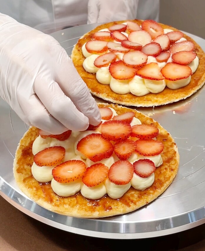 日本超人氣打卡美食「唱片行千層酥」插旗新竹巨城啦！免出國就能吃到！入口充滿奶香的酥脆口感，與濃濃焦糖香層層交疊，真的吃一次就愛上！ - 阿華田的美食日記