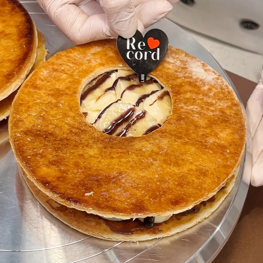 日本超人氣打卡美食「唱片行千層酥」插旗新竹巨城啦！免出國就能吃到！入口充滿奶香的酥脆口感，與濃濃焦糖香層層交疊，真的吃一次就愛上！ - 阿華田的美食日記