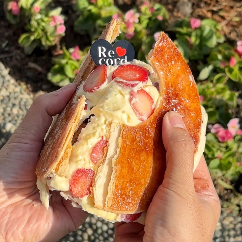 日本超人氣打卡美食「唱片行千層酥」插旗新竹巨城啦！免出國就能吃到！入口充滿奶香的酥脆口感，與濃濃焦糖香層層交疊，真的吃一次就愛上！ - 阿華田的美食日記