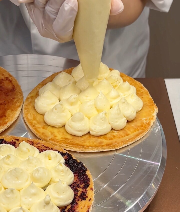 日本超人氣打卡美食「唱片行千層酥」插旗新竹巨城啦！免出國就能吃到！入口充滿奶香的酥脆口感，與濃濃焦糖香層層交疊，真的吃一次就愛上！ - 阿華田的美食日記