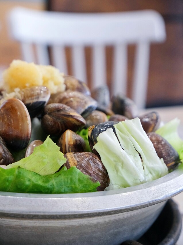 [台中沙鹿]京川鍋物 台中沙鹿店｜沙鹿店限定鍋物『蒜香爆蛤鍋』｜+$10元無鍋料換蔬菜｜涼麵、熟食周邊吃到飽｜內附菜單 - 萍姐愛分享