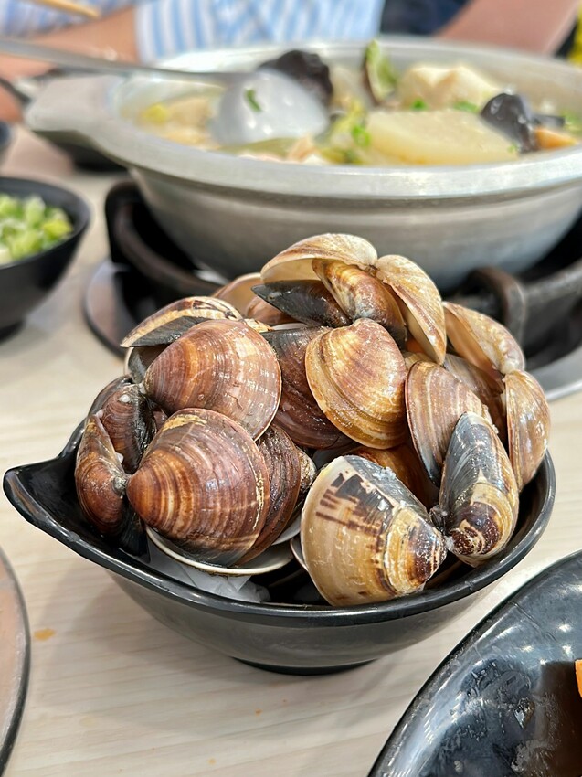 [台中沙鹿]京川鍋物 台中沙鹿店｜沙鹿店限定鍋物『蒜香爆蛤鍋』｜+$10元無鍋料換蔬菜｜涼麵、熟食周邊吃到飽｜內附菜單 - 萍姐愛分享