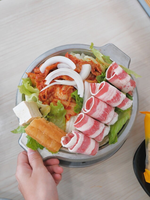 [台中沙鹿]京川鍋物 台中沙鹿店｜沙鹿店限定鍋物『蒜香爆蛤鍋』｜+$10元無鍋料換蔬菜｜涼麵、熟食周邊吃到飽｜內附菜單 - 萍姐愛分享