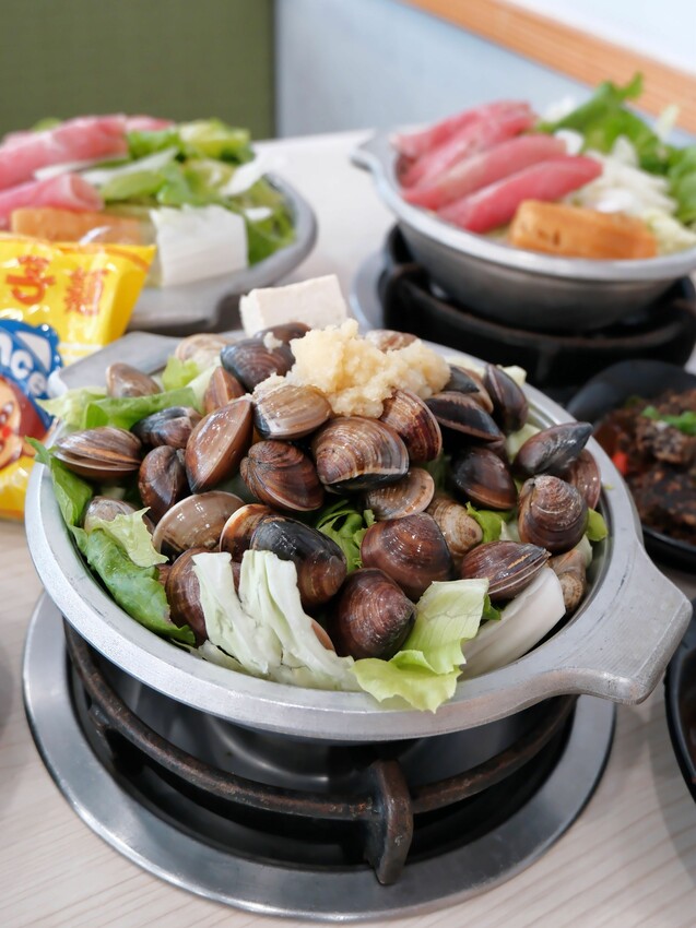 [台中沙鹿]京川鍋物 台中沙鹿店｜沙鹿店限定鍋物『蒜香爆蛤鍋』｜+$10元無鍋料換蔬菜｜涼麵、熟食周邊吃到飽｜內附菜單 - 萍姐愛分享