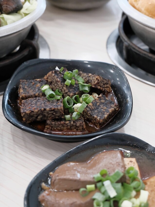 [台中沙鹿]京川鍋物 台中沙鹿店｜沙鹿店限定鍋物『蒜香爆蛤鍋』｜+$10元無鍋料換蔬菜｜涼麵、熟食周邊吃到飽｜內附菜單 - 萍姐愛分享