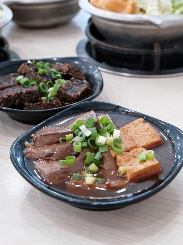 [台中沙鹿]京川鍋物 台中沙鹿店｜沙鹿店限定鍋物『蒜香爆蛤鍋』｜+$10元無鍋料換蔬菜｜涼麵、熟食周邊吃到飽｜內附菜單 - 萍姐愛分享