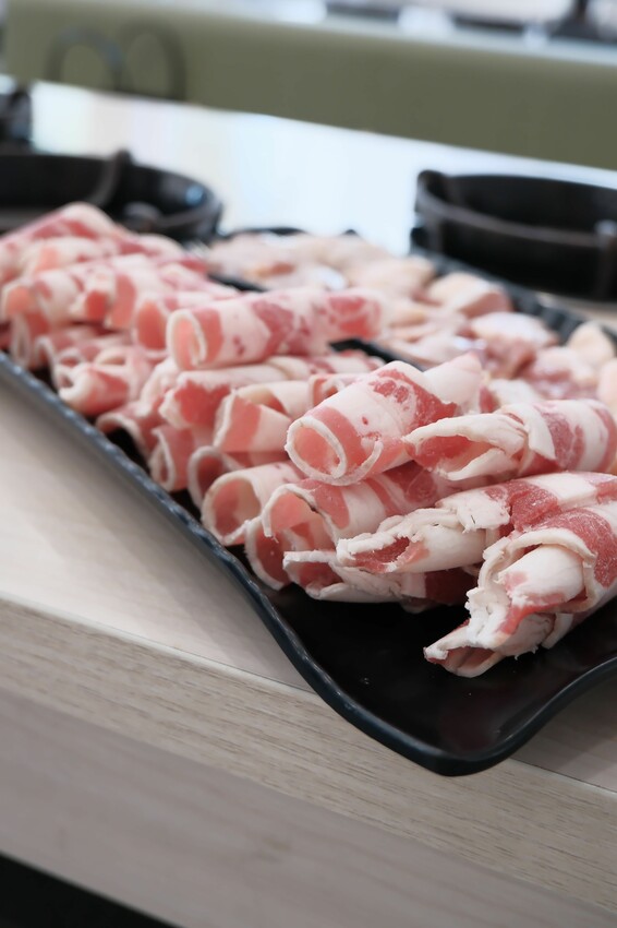 [台中沙鹿]京川鍋物 台中沙鹿店｜沙鹿店限定鍋物『蒜香爆蛤鍋』｜+$10元無鍋料換蔬菜｜涼麵、熟食周邊吃到飽｜內附菜單 - 萍姐愛分享