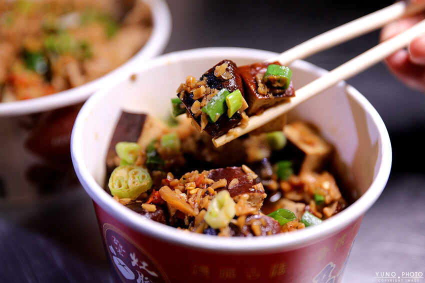 大溪手工烏龍豆干 蒜香撲鼻夠味!加上手工辣椒更對味 宵夜小酌神隊友