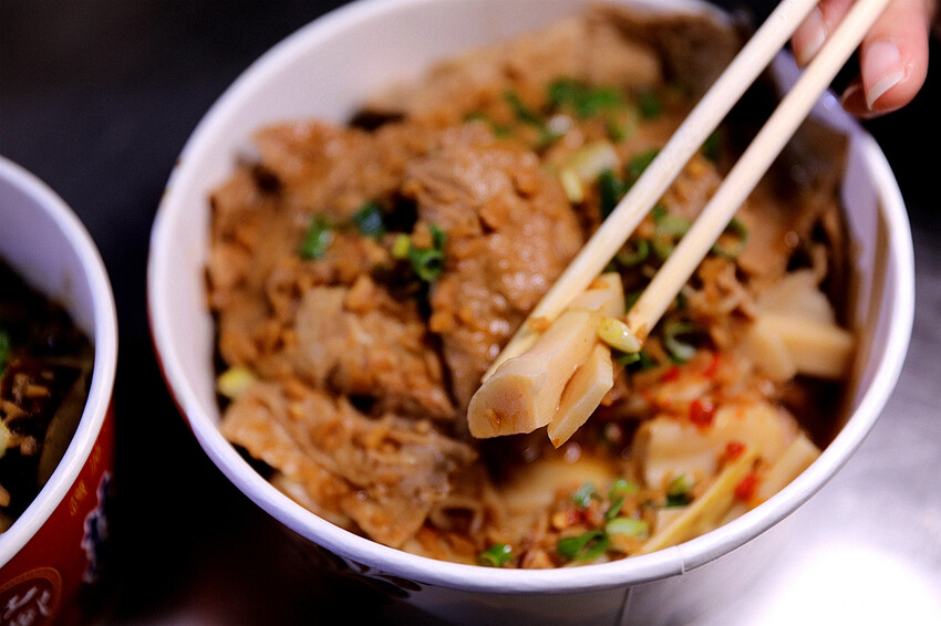 大溪手工烏龍豆干 蒜香撲鼻夠味!加上手工辣椒更對味 宵夜小酌神隊友