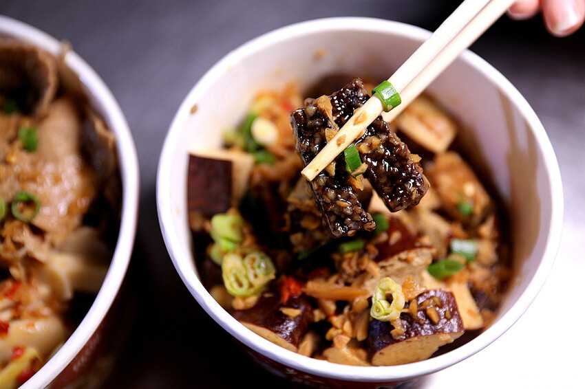 大溪手工烏龍豆干 蒜香撲鼻夠味!加上手工辣椒更對味 宵夜小酌神隊友