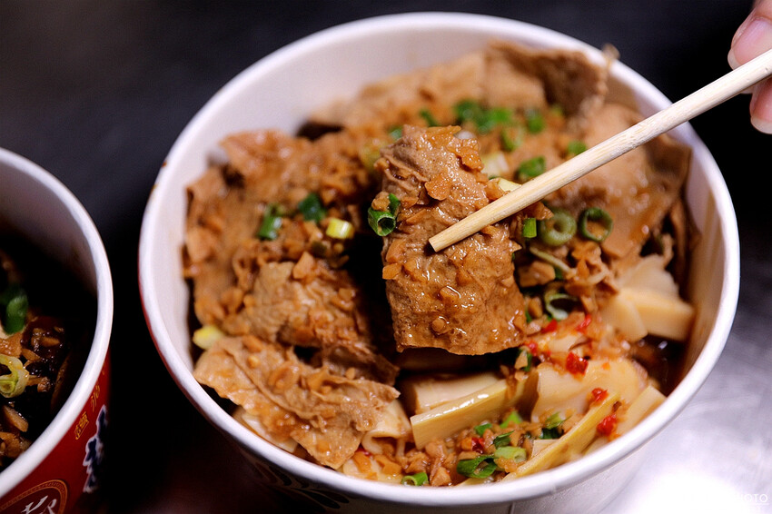 大溪手工烏龍豆干 蒜香撲鼻夠味!加上手工辣椒更對味 宵夜小酌神隊友