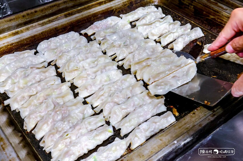 【台北美食】屋伴餃子WOOPAN,士林夜市好吃鍋貼水餃推薦!