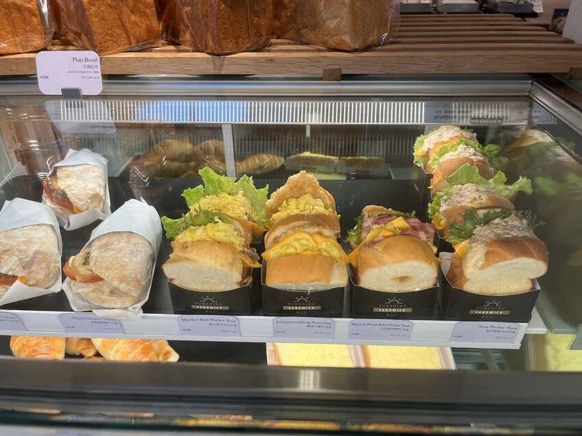 桃園市桃園區【桃園咖啡廳】讀書聊天放空的好選擇【MINI. D COFFEE】桃園同德館，不限時的美美咖啡廳