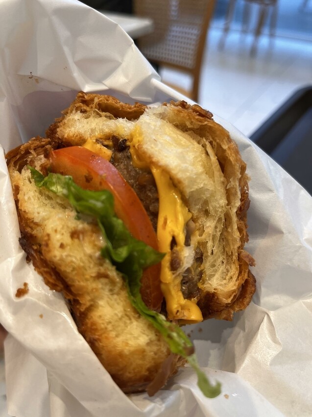 桃園市桃園區【桃園咖啡廳】讀書聊天放空的好選擇【MINI. D COFFEE】桃園同德館，不限時的美美咖啡廳