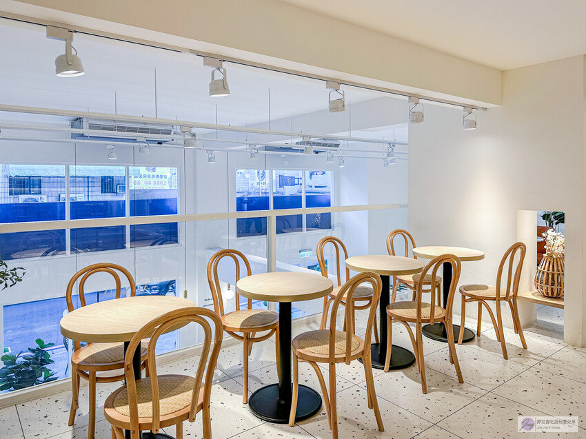 桃園市桃園區桃園美食-MINI.D COFFEE-隱藏巷弄內！歐式英倫風咖啡廳，低消一杯飲品不限時文藝空間/鄰近藝文特區