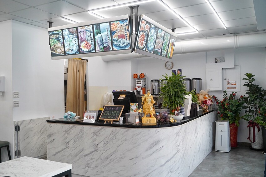 浮誇痛風系鍋燒麵品牌「金三益」,推出全新麻油系列新品以及秋蟹季限定鱈場蟹鍋燒意麵啦!冷冷的天,來上一碗麻油小卷麵線、麻油腰子雙拼麵線,真的太滿足啦! - 阿華田的美食日記